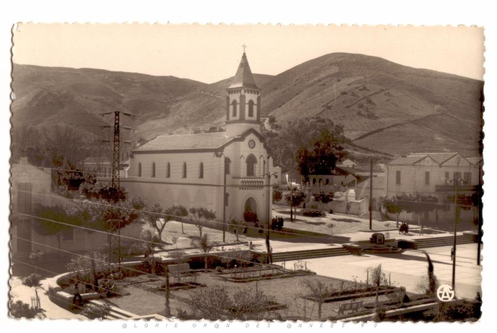 BOUSFER ANNEES 50 L EGLISE ST ANNE ET SA PLACE 03.JPG